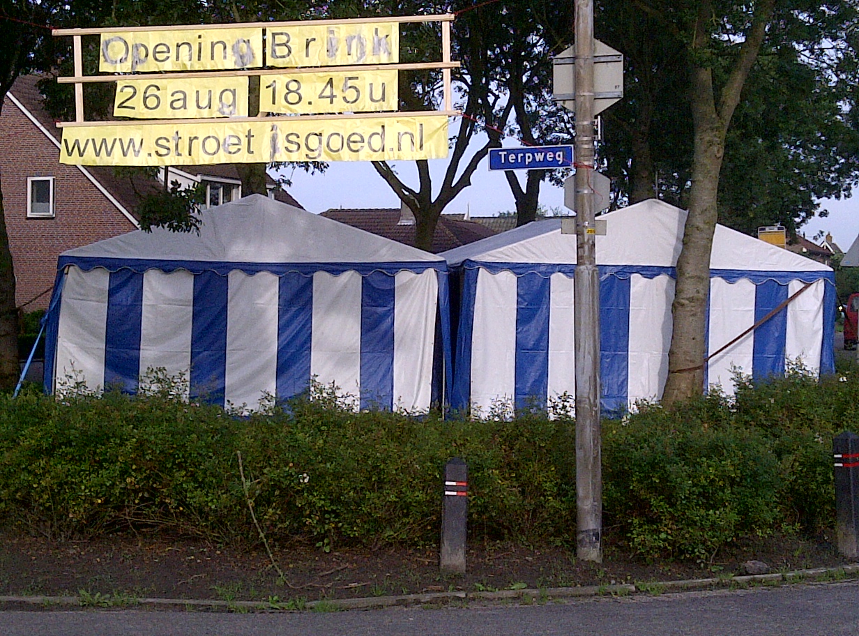 Kermis tent in aanbouw